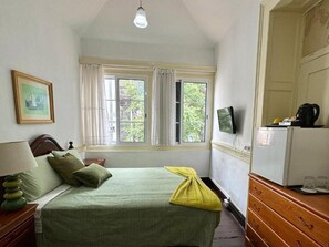 Iron/ironing board, WiFi, bed sheets - VCGuesthouse Uncle's and Cousin's Rooms (Funchal)