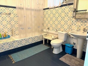 Haartrockner, Handtücher, Seife, Toilettenpapier