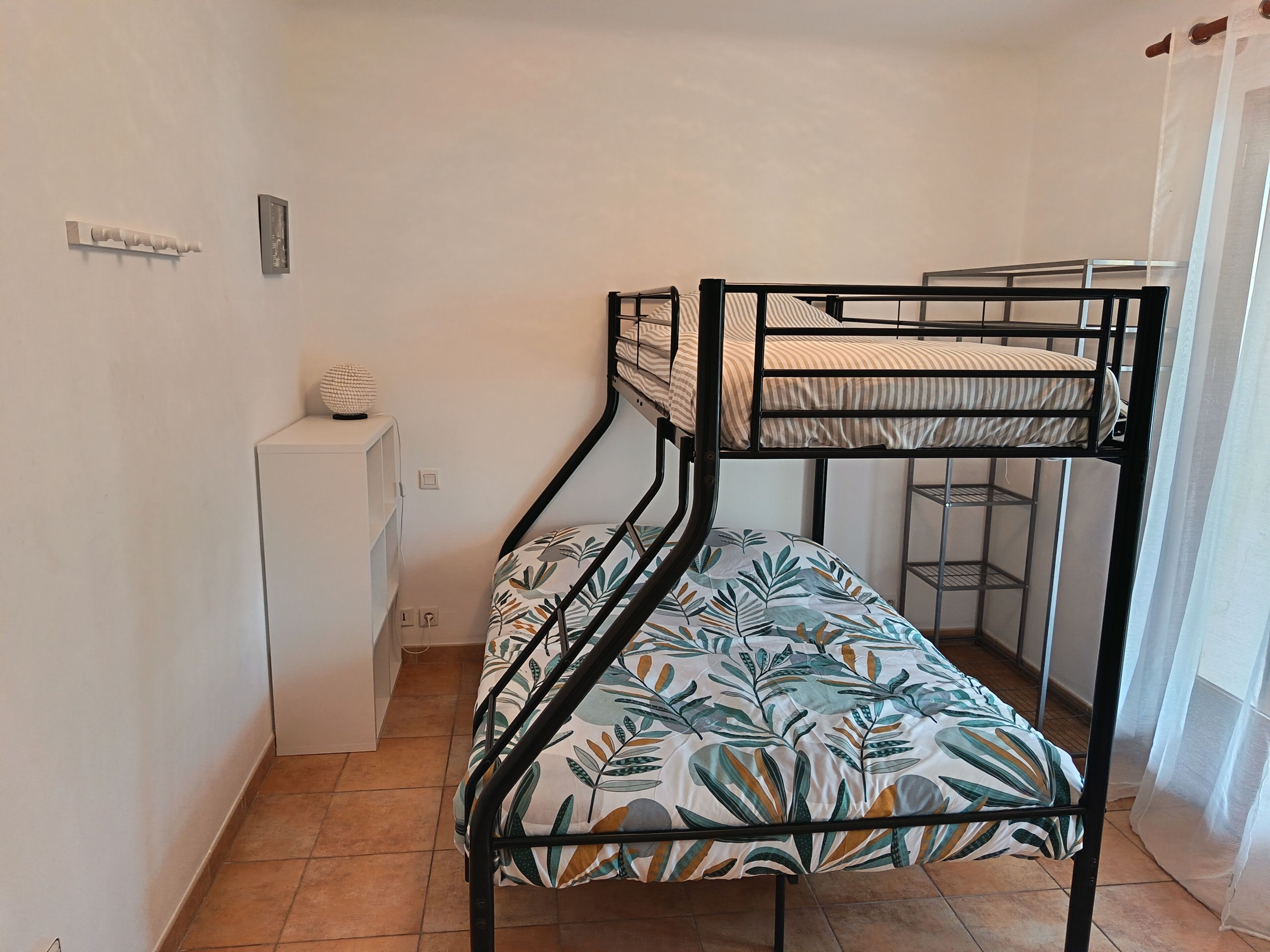 2 chambres, fer et planche à repasser, lit parapluie