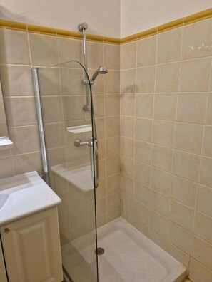 Dusche, Haartrockner, Toilettenpapier