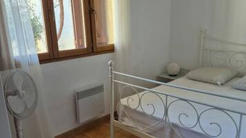 2 chambres, fer et planche Ă repasser, lit parapluie