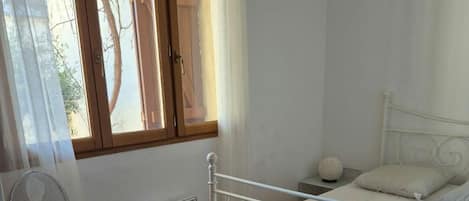 2 soverom, strykejern/-brett og reiseseng for barn