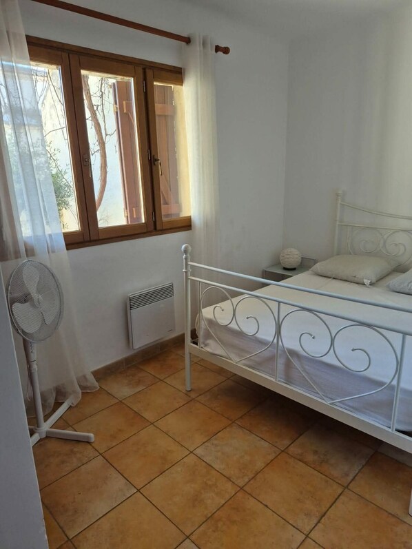 2 chambres, fer et planche Ă repasser, lit parapluie