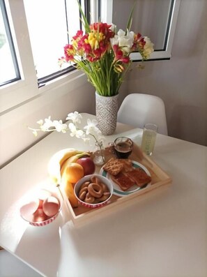West | Breakfast meal - V&E's Apartments (Ermionida)