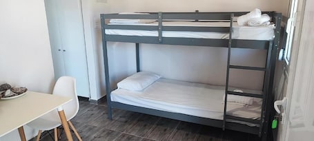 Caja de seguridad en la habitación y tabla de planchar con plancha . V&E's Apartments