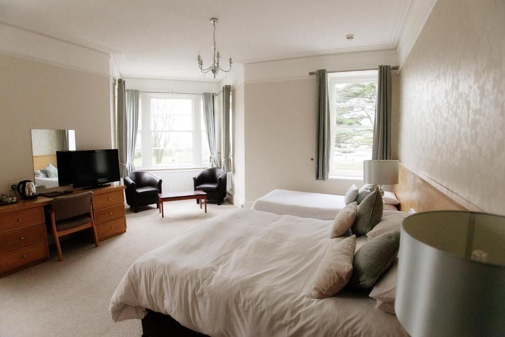 Skrivebord, skrivebord for bærbar PC og wi-fi (inkludert)