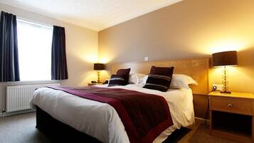 Habitación Deluxe con 1 cama doble o 2 individuales, vistas a la piscina | Escritorio, espacio para trabajar con un portátil, wifi gratis