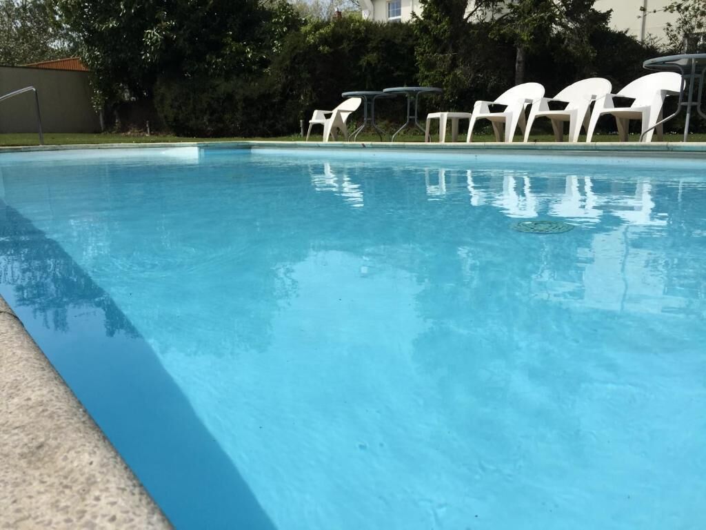 Habitación básica doble | Piscina | Una piscina al aire libre de temporada, tumbonas