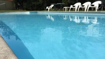 Habitación básica doble | Piscina | Una piscina al aire libre de temporada, tumbonas