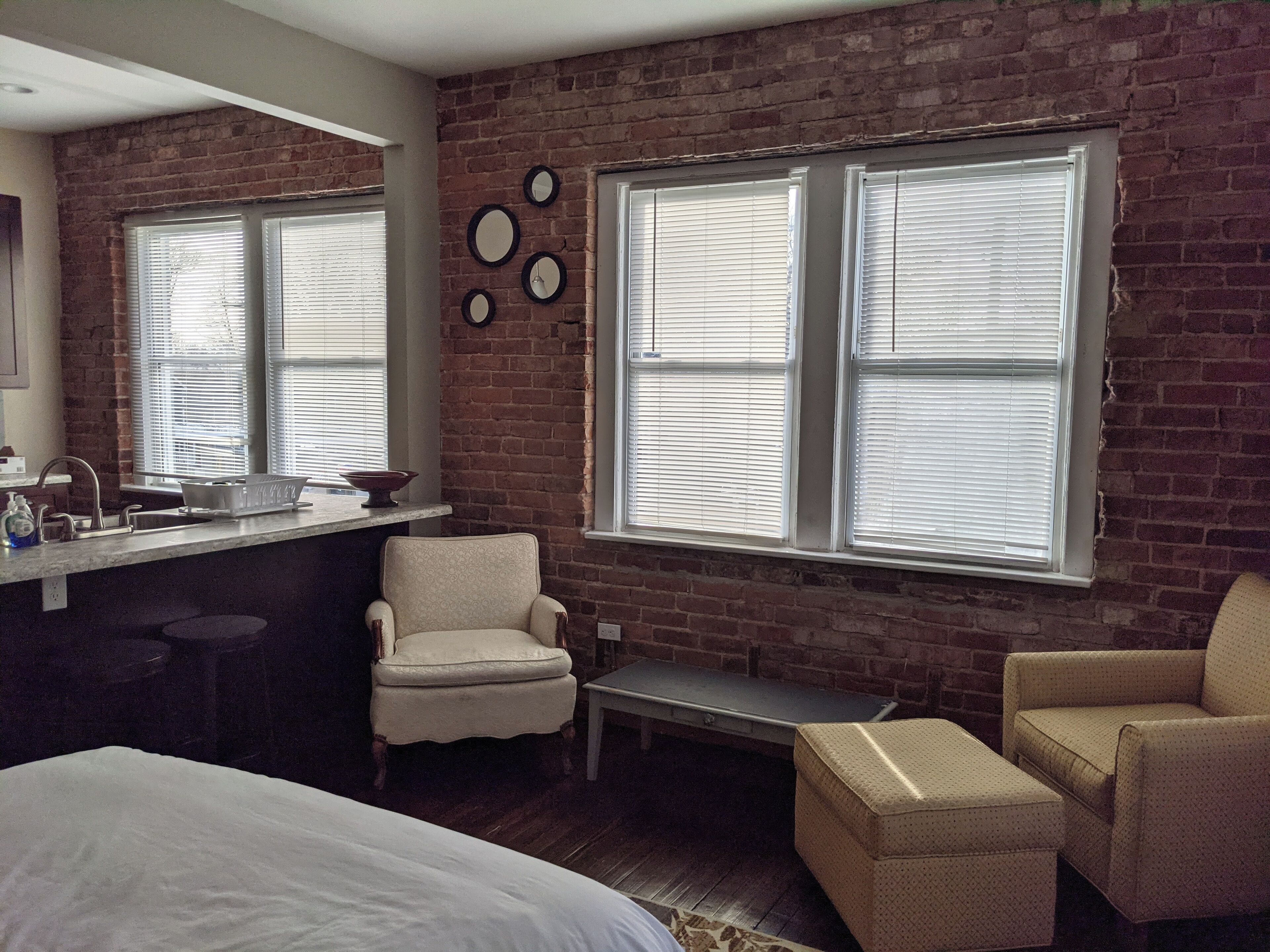 Een strijkplank/strijkijzer, internet, beddengoed