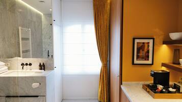 Deluxe suite | Badkamer | Een douche, een haardroger, handdoeken, zeep