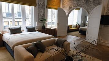 Familie suite | Een laptopwerkplek, verduisterende gordijnen, geluiddichte muren