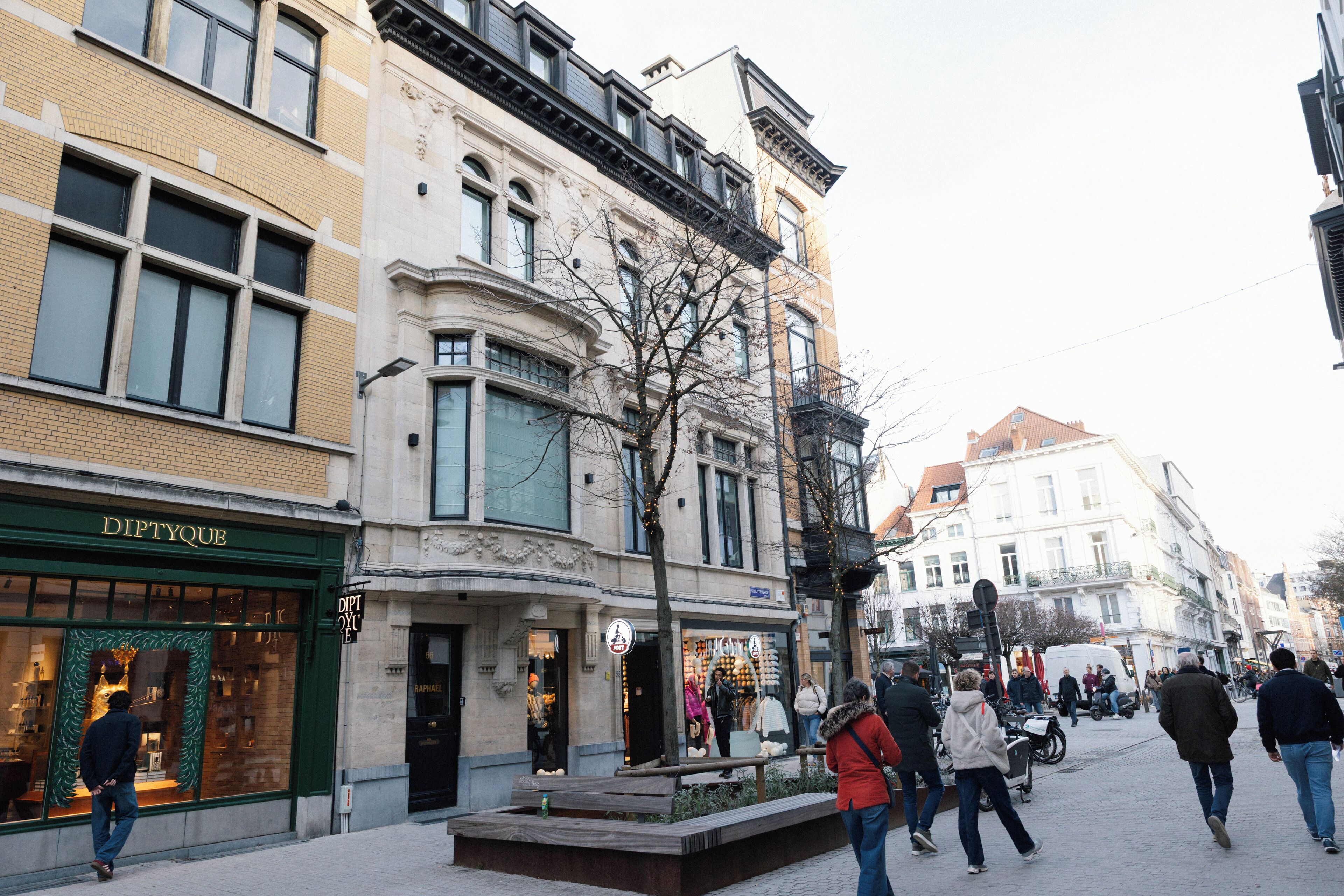 Una calle con tiendas y peatones.