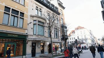 Una calle con tiendas y peatones.