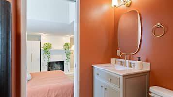 Nhà, nhiều giường, sân hiên, quang cảnh vườn (The Yellow Door) | 4 phòng ngủ, trang trí khác biệt