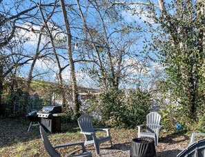 BBQ/picnic area - The Yellow Door Home for 8 (Franklin)