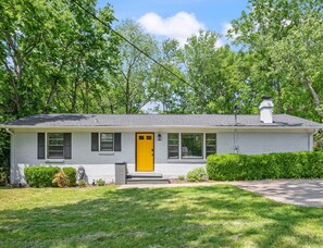 Exterior - The Yellow Door Home for 8 (Franklin)