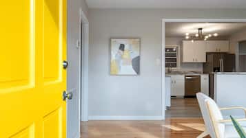 Nhà, nhiều giường, sân hiên, quang cảnh vườn (The Yellow Door) | Nội thất