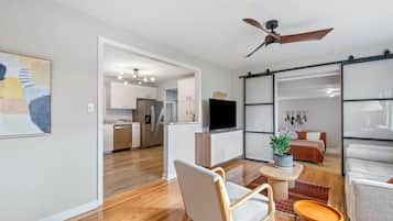House, Multiple Beds, Patio, Garden View (The Yellow Door) | Interior