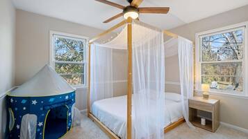 Hus, flere senger, terrasse, hageutsikt (The Yellow Door) | 4 soverom, individuelt dekorert, individuelt innredet og sengetøy