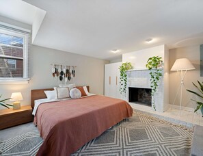 4 bedrooms, individually decorated, individually furnished, bed sheets - The Yellow Door Home for 8 (Franklin)