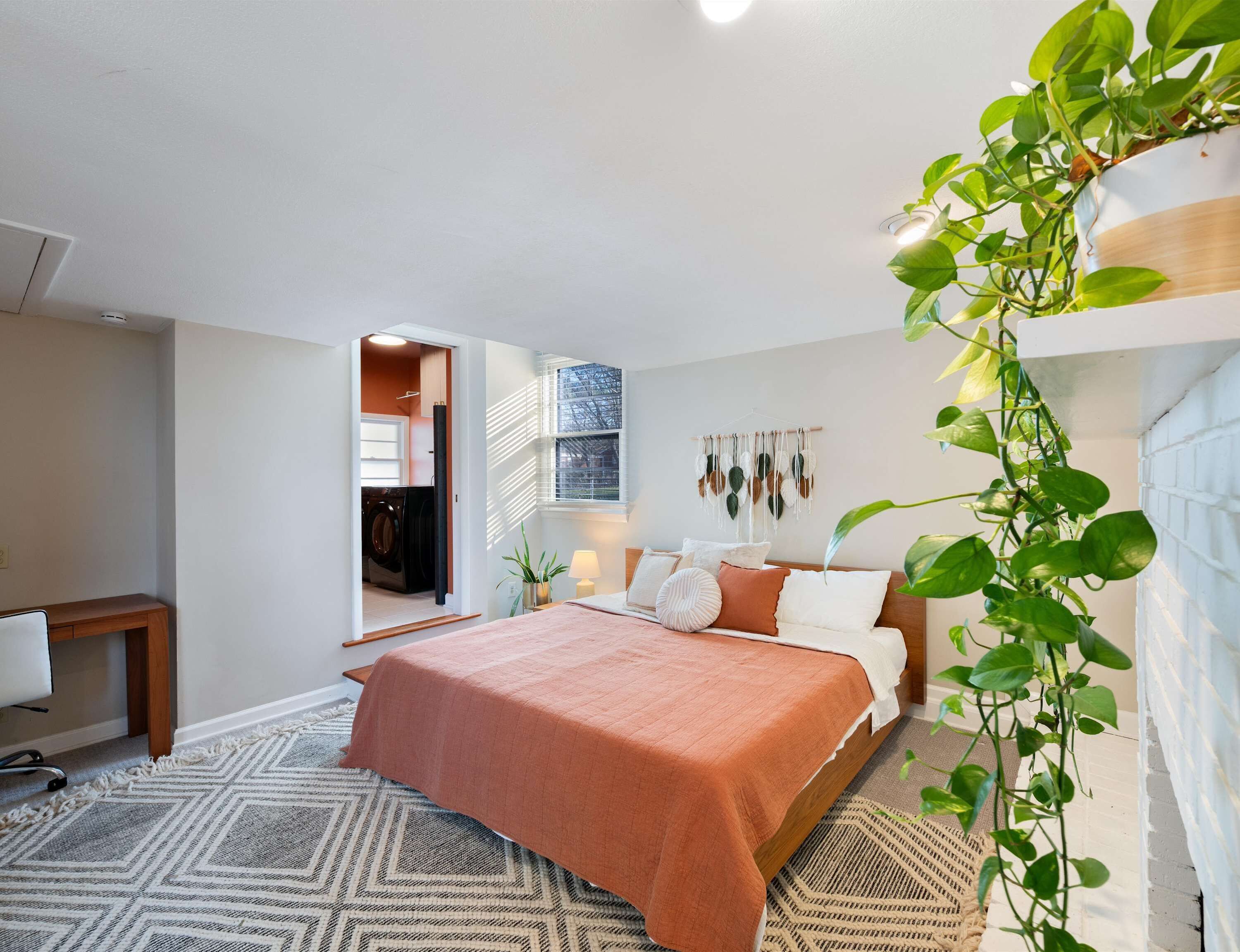 منزل - عدة أسرّة - برواق - منظر للحديقة (The Yellow Door) | 4 عدّة غرف نوم وبديكورات فريدة لكل غرفة وطراز فريد لكل وحدة