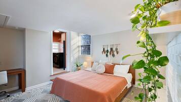 Hus - flere senge - terrasse - udsigt til have (The Yellow Door) | 4 soveværelser, individuelt design, individuel indretning, sengetøj