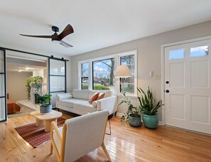 House, Berbilang Katil, Patio, Garden View (The Yellow Door) | Ruang tamu