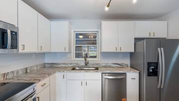 House, Multiple Beds, Patio, Garden View (The Yellow Door) | Private kitchen