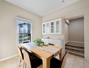 House, Berbilang Katil, Patio, Garden View (The Yellow Door) | Tempat makan