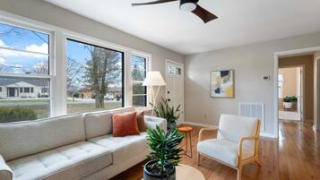 Hus, flere senger, terrasse, hageutsikt (The Yellow Door) | Oppholdsområde