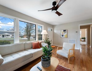 Living area - The Yellow Door Home for 8 (Franklin)