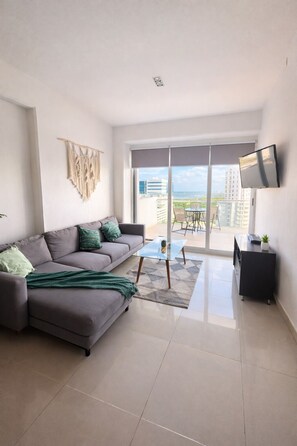 TV - Centrally located apartment with lagoon view (Cancún)