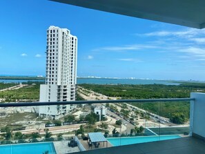 Property grounds - Centrally located apartment with lagoon view (Cancún)