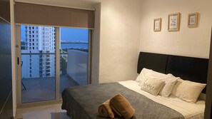 2 bedrooms, iron/ironing board, Internet - Centrally located apartment with lagoon view (Cancún)