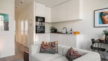 Apartment, Stadtblick | Wohnbereich | Flachbildfernseher