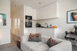 Apartment, Stadtblick | Wohnbereich | Flachbildfernseher