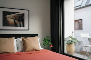 Apartamento, vistas a la ciudad | Espacio para trabajar con un portátil y cortinas opacas