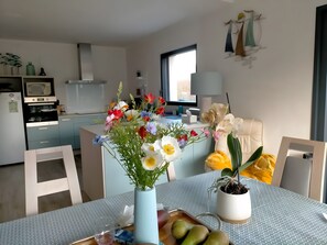 Mikrobølgeovn, vannkoker og høy barnestol