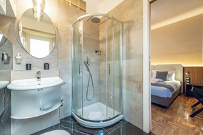 Een douche, een haardroger, een bidet, handdoeken