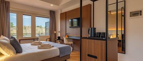 5 bedrooms, WiFi (free), bed sheets