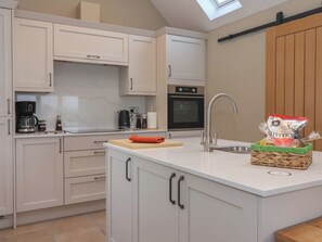 Cottage | Private kitchen | Dishwasher, cookware/dishes/utensils - Stable End Cottage (York)