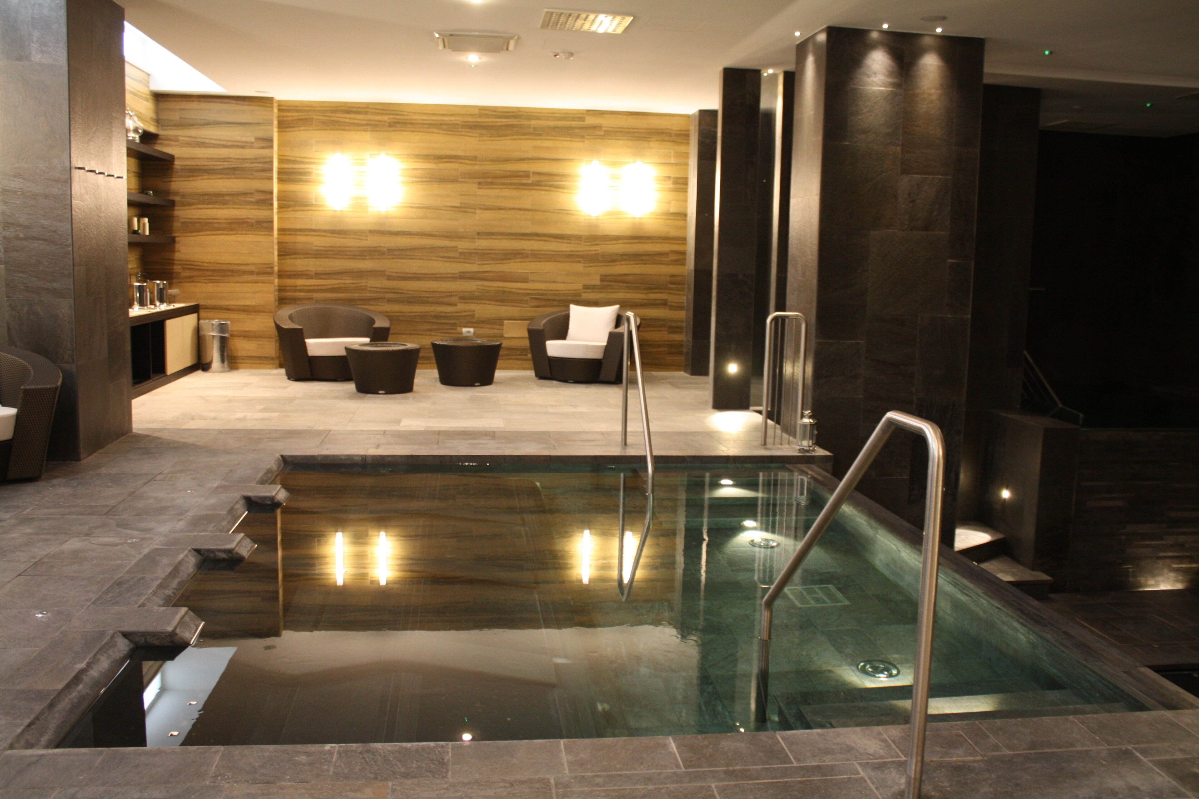 Salas de tratamientos para parejas, sauna, bañera de hidromasaje 