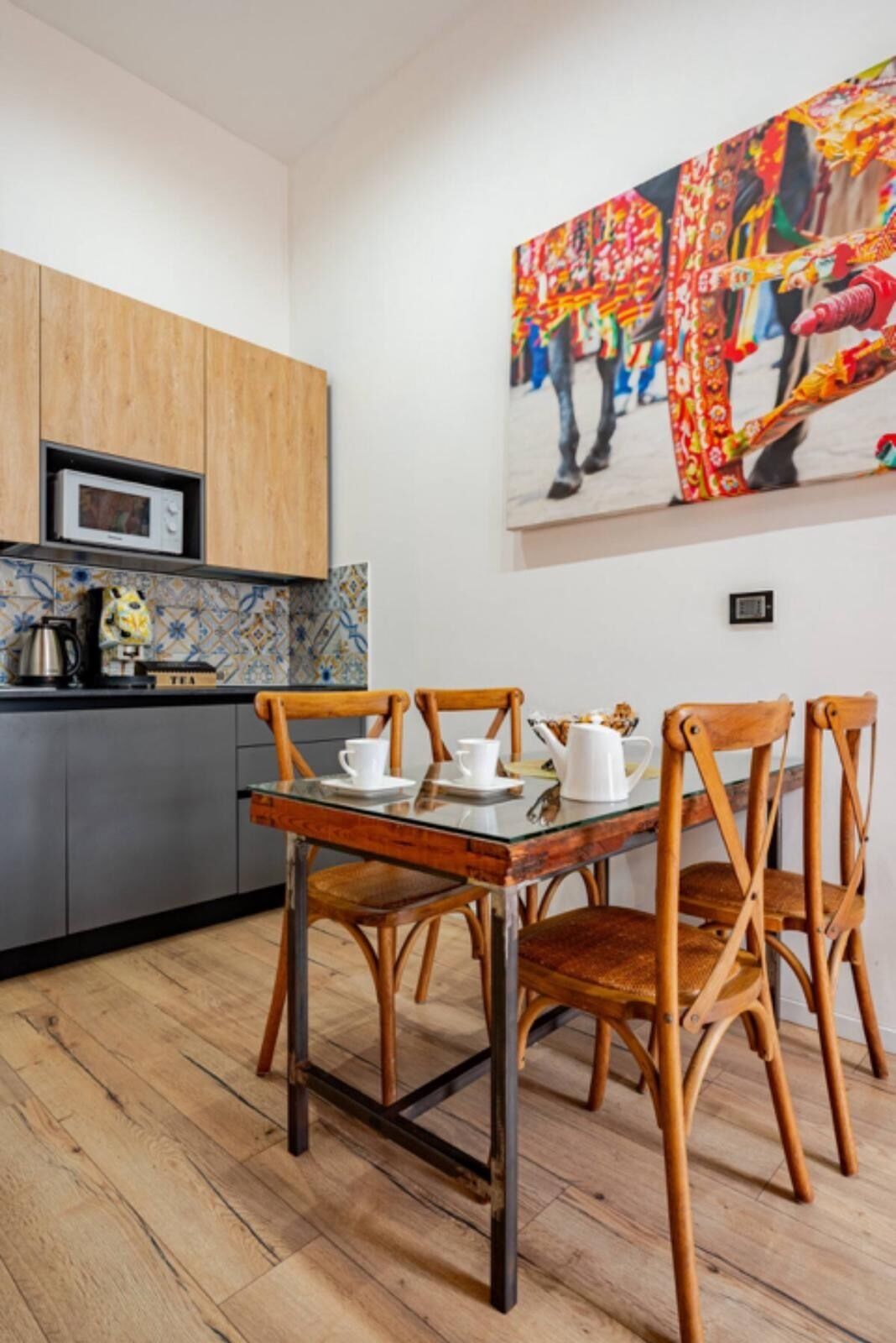 Luxury Suite, 1 Double Bed with Sofa bed, Private Bathroom, City View | Dining