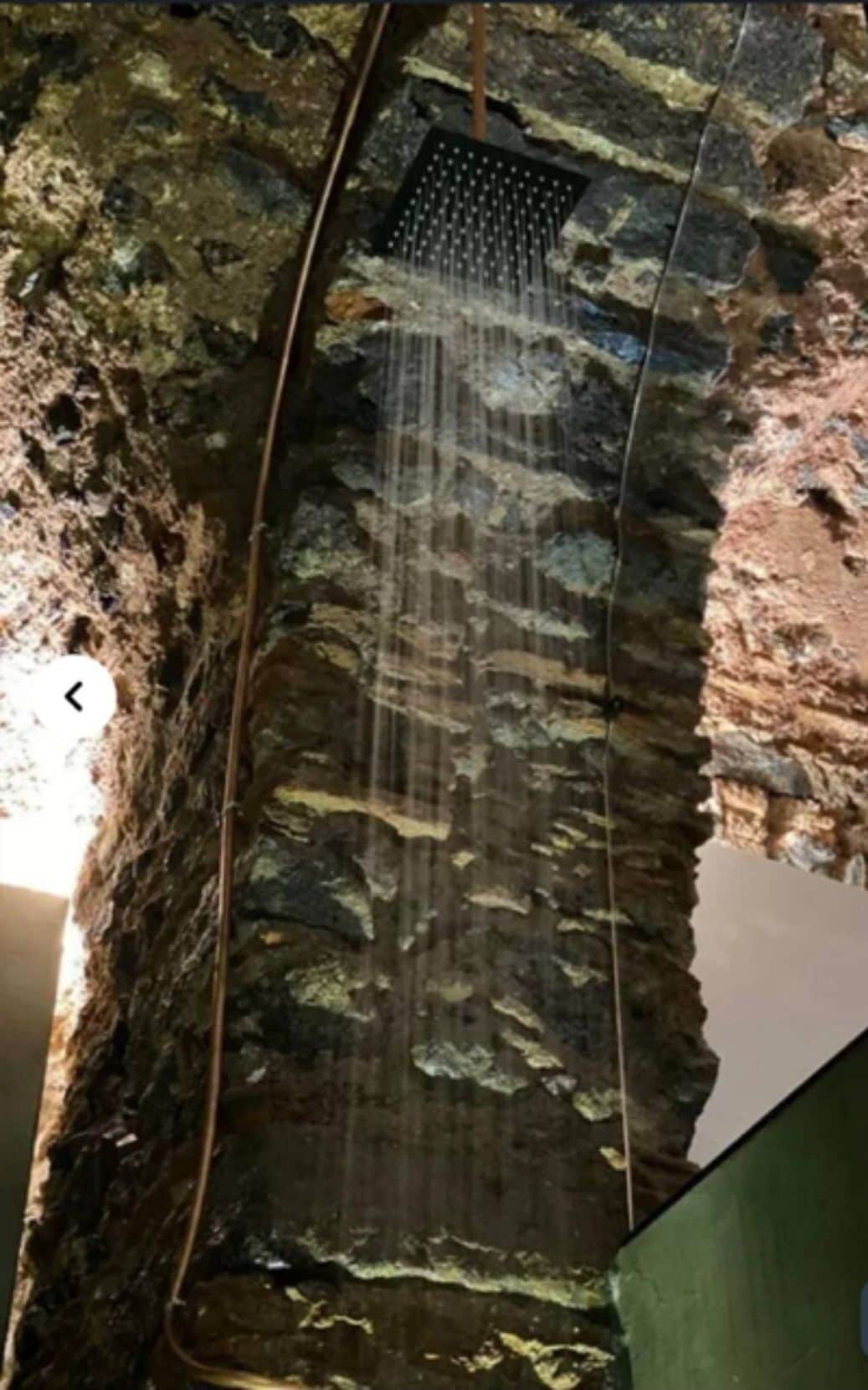 Una fontana in pietra con una cascata.
