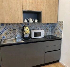 Suite Luxe, 1 lit double et 1 canapé-lit, salle de bains privée, vue ville | Cuisine privée | Chaise haute