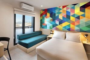 标准双人房 | 客房内保险箱、办公桌、笔记本电脑工作区、免费 WiFi