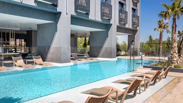Una piscina al aire libre de temporada
