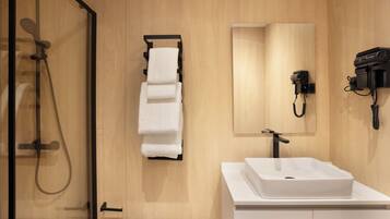 Standaard tweepersoonskamer | Een kluis op de kamer, een bureau, een laptopwerkplek, gratis wifi