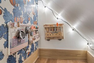 House, Multiple Beds, Fireplace, Garden View (The Curator's Retreat) | Interior